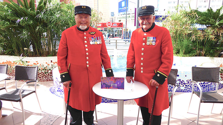 Participantes de la Poppy Appeal en Benidorm con su traje de gala Participantes de la Poppy Appeal en el Hotel Nereo con su traje de gala