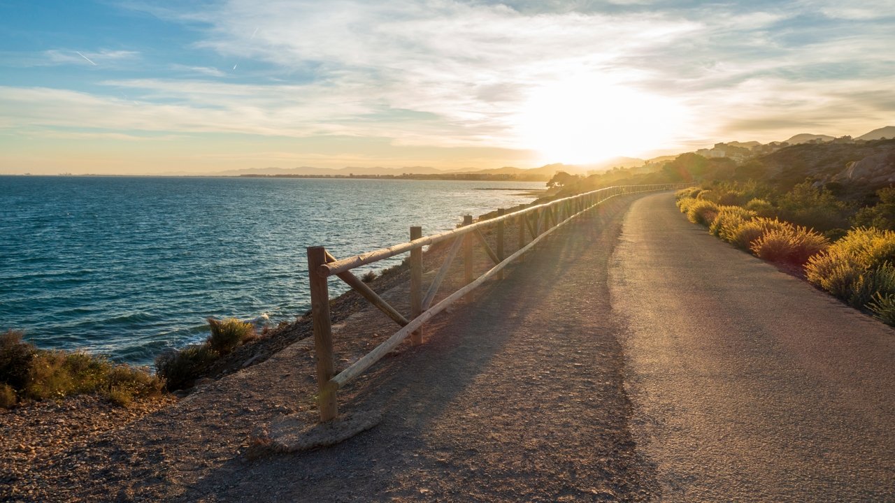 Camino cerca del mar para pasear