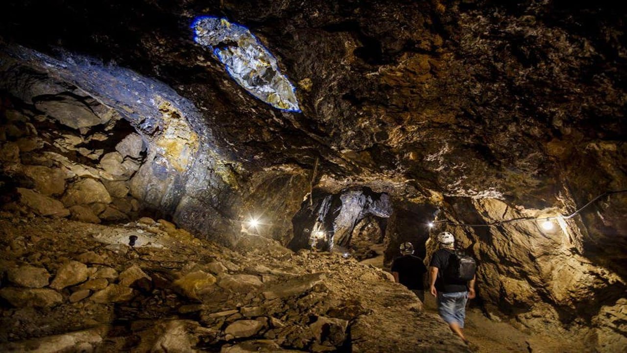 Visitantes recorren la mina