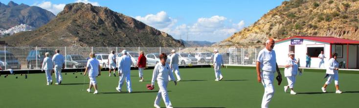 Deportistas en el campo de Bowls